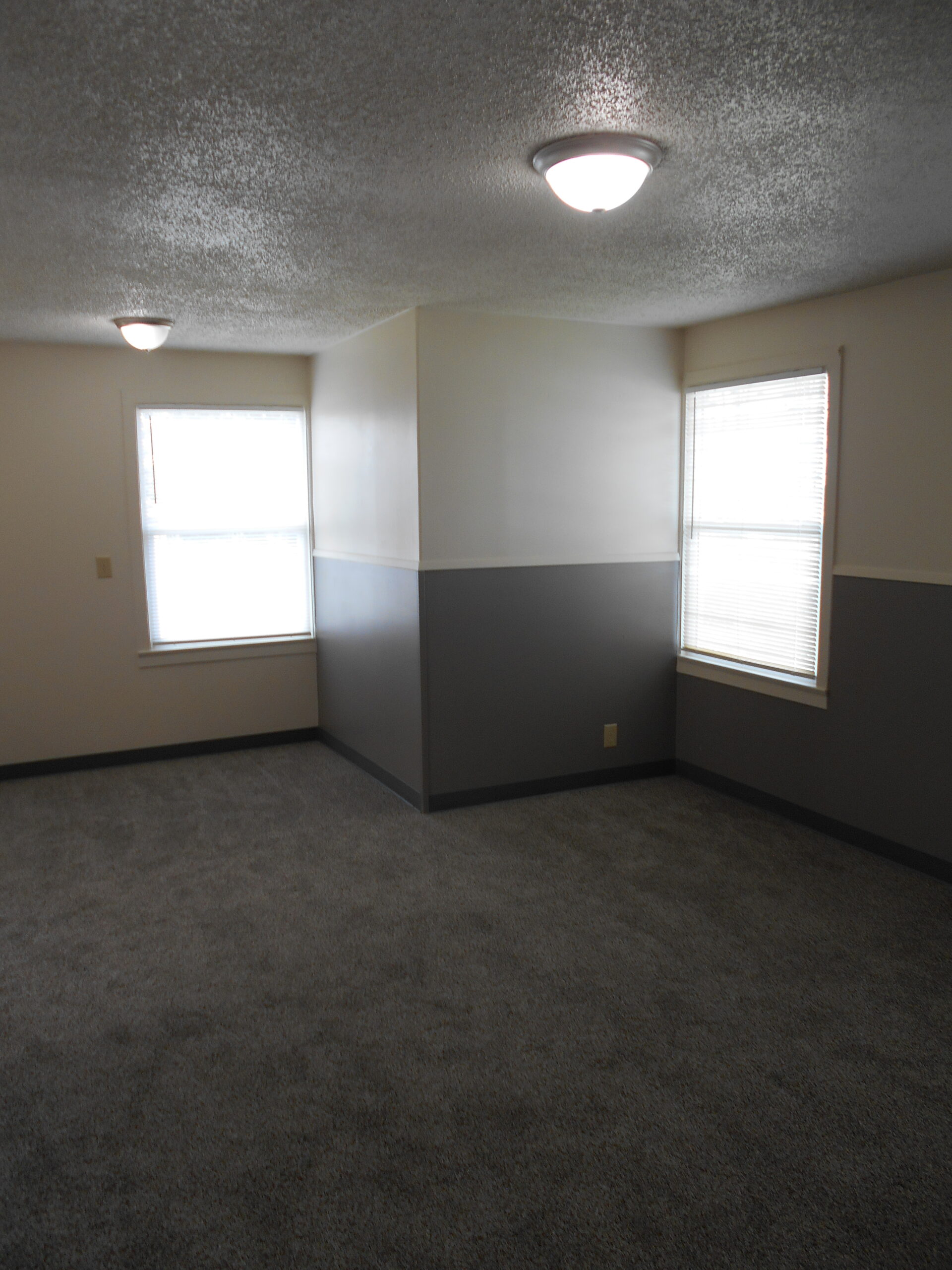 $1,499 – COMPLETELY REMODELED! 2 BEDROOM DUPLEX IN TACOMA