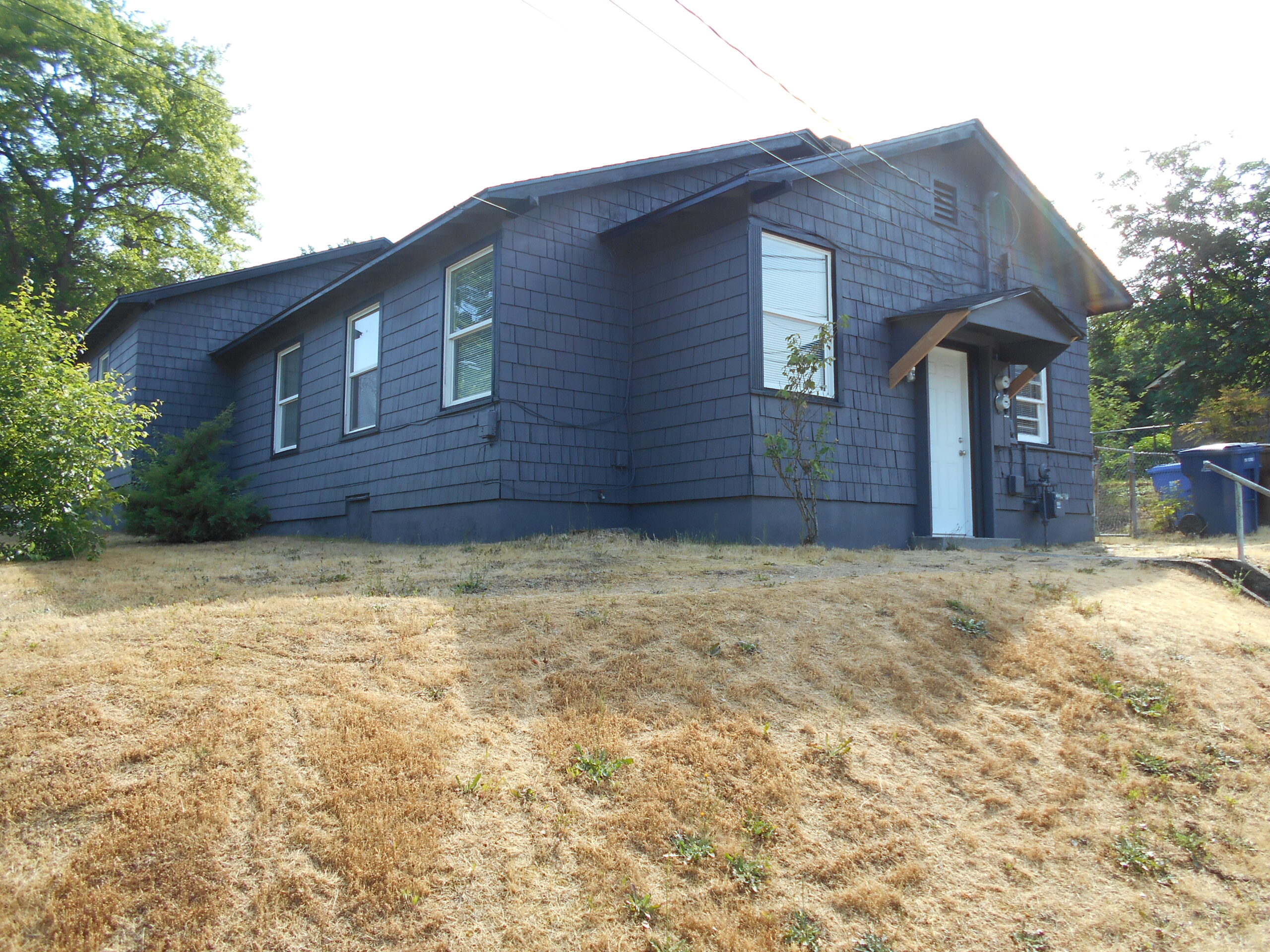 $1,499 – COMPLETELY REMODELED! 2 BEDROOM DUPLEX IN TACOMA